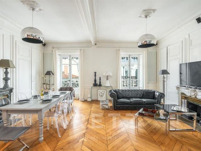 Appartement bourgeois et son balcon filant