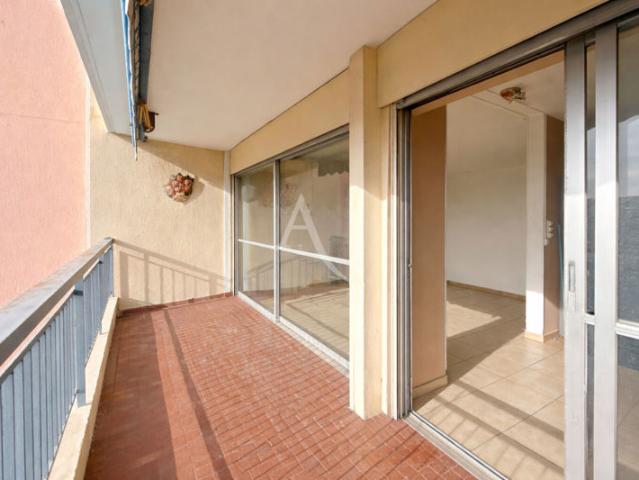 Appartement Cannes La Bocca 3 pièces 68.48 m2 à rénover terrasse étage élevé