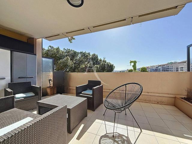 Appartement Cannes La Bocca studio terrasse proximité plages