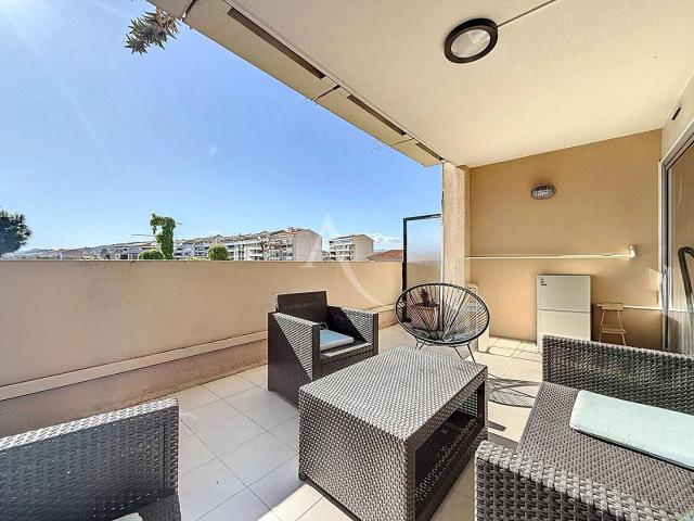 Appartement Cannes La Bocca studio terrasse proximité plages