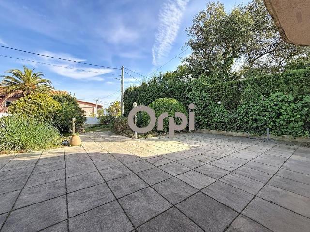 Appartement centre ville de Saint Aygulf, à proximité bord de mer, terrasse et jardin privatif