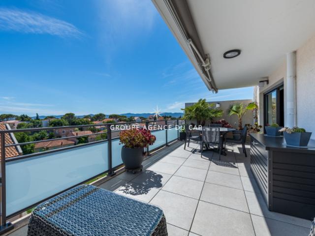 APPARTEMENT CENTRE VILLE SAINT RAPHAEL DERNIER ETAGE VUE DÉGAGÉE