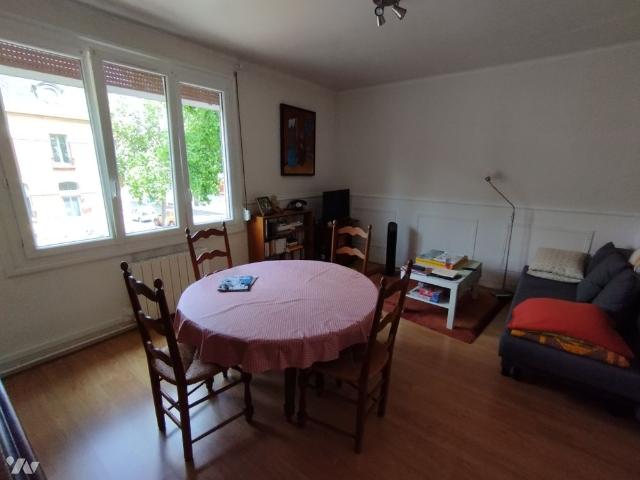 appartement comprenant: entrée, cuisine meublée et equipée,2 chambres, salle d'eau, wc et débarras