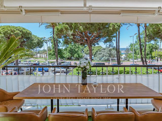 Appartement contemporain avec terrasse en bord de mer