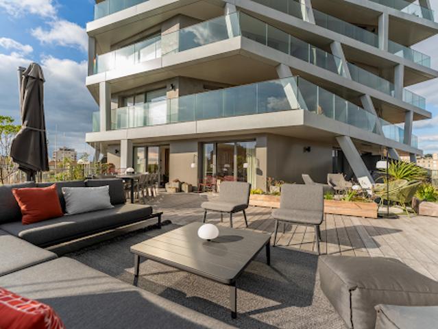 Appartement contemporain avec terrasse en bord de mer