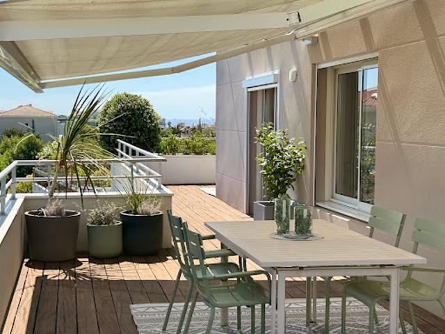 Appartement contemporain avec terrasse en bord de mer
