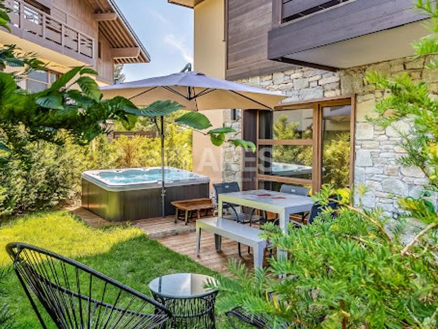 Appartement contemporain avec terrasse et piscine