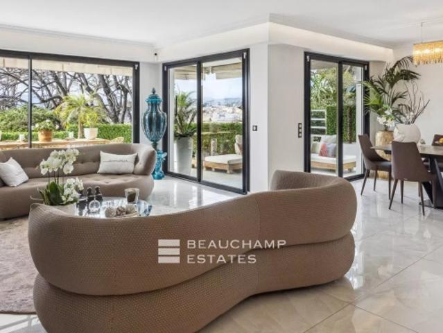 Appartement contemporain avec vue collines