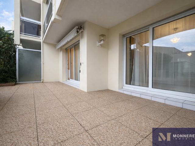 APPARTEMENT COEUR DE VILLE AU RDC AVEC GRANDE TERRASSE