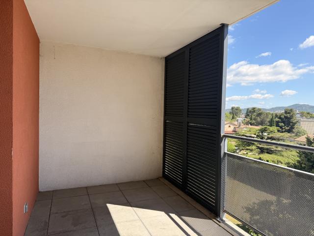 Appartement climatisé avec ascenseur, terrasse et deux places de stationnement