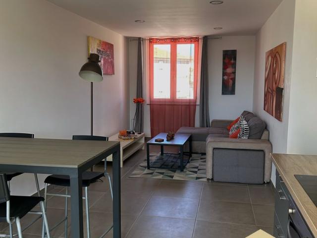 Appartement climatisé de type 2 meublée avec balcon