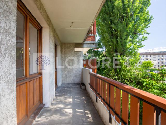 Appartement Cran Gevrier 3 pièce s 87.84 m2 BALCON + CAVE + PARKING COLLECTIF CHAUFFAGE, EAU CHAUDE INCLUS DANS LE LOYER