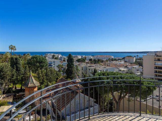 Appartement d’exception au dernier étage avec vue mer 102m² Cannes