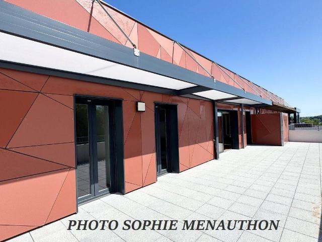APPARTEMENT D' EXCEPTION EN ATTIQUE DE TYPE 4 PIECES DE 120 M2 A