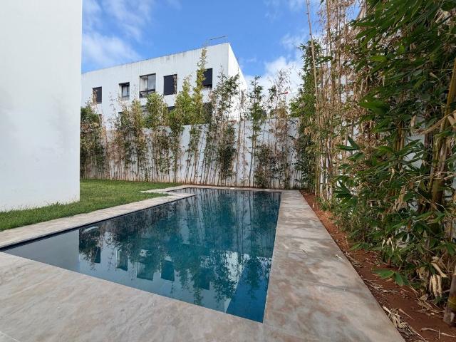 Appartement d’exception en rez de jardin avec piscine privée – Souissi