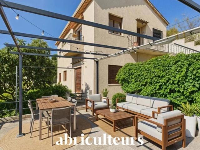 Appartement dans maison Vue mer panoramique Quartier du Coteau Saint Pierre 93 m² 4 chambres Garage Jardin