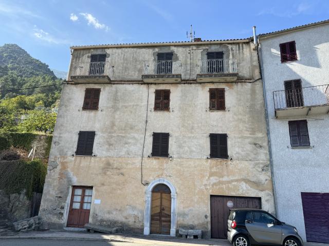 Appartement dans maison de village avec garage et jardin
