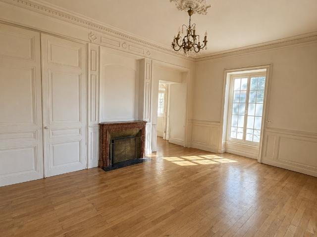 APPARTEMENT DANS UN MANOIR DE 86M2 AVEC DEUX CHAMBRES