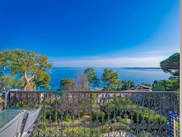 Appartement dans un beau palais avec la vue exceptionnelle d. 74m² Cannes