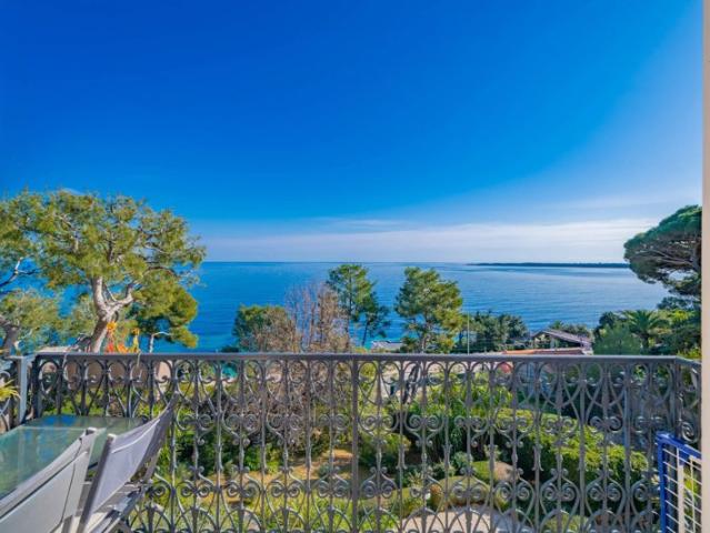 Appartement dans un beau palais avec la vue exceptionnelle de la mer