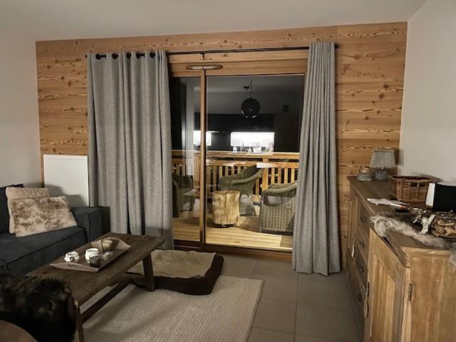 Appartement dans un chalet neuf au pied des pistes et remon