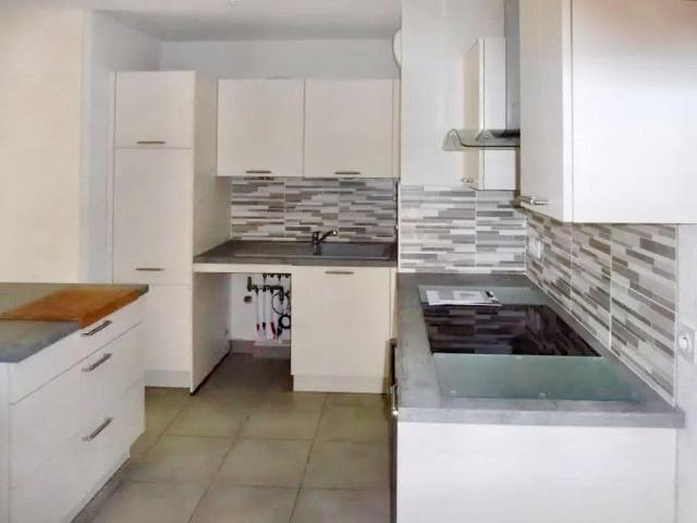 Appartement dans un immeuble neuf avec piscine