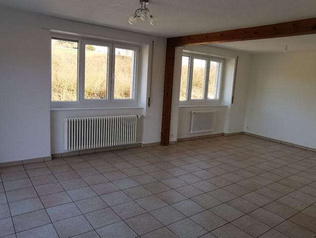 Appartement de 4 pièces au 1er étage à louer