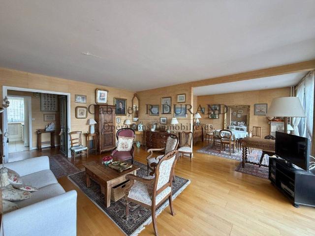 Appartement de 4 pièces de luxe en vente à Courbevoie, France