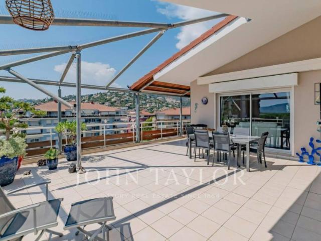 Appartement de 4 pièces de luxe en vente à Mandelieu, France