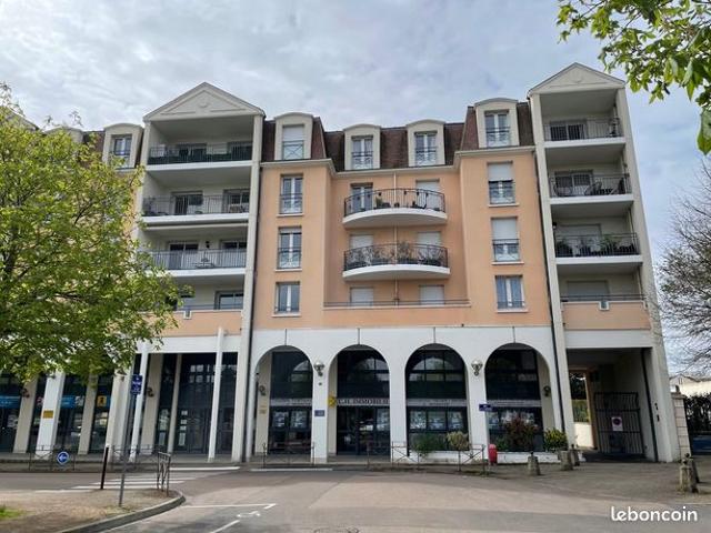 Appartement de 4 pièces principales sis en Rez de chaussée avec Garage & Réserve en s/sol