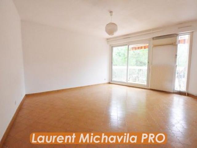 Appartement de 50m2 avec ascenseur avec terrasse, cave et place de parking privative