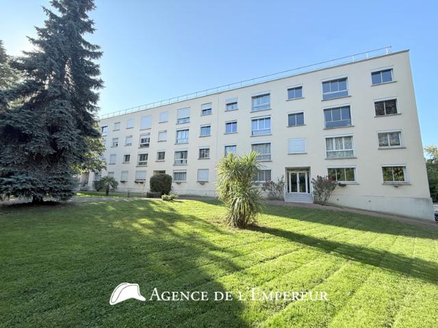 Appartement de 55 m2, cave et box Les Closeaux