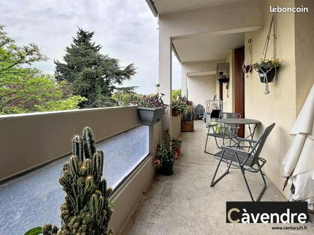 Appartement de 100m2 avec terrasse et stationnement