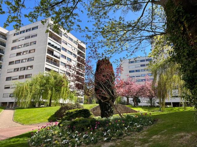 Appartement de 111m², 3 chambres, balcon, 2 box et une cave