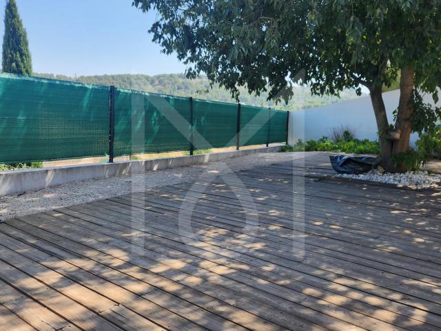 Appartement de 119 m2 en Rez de jardin en bas villa Récente