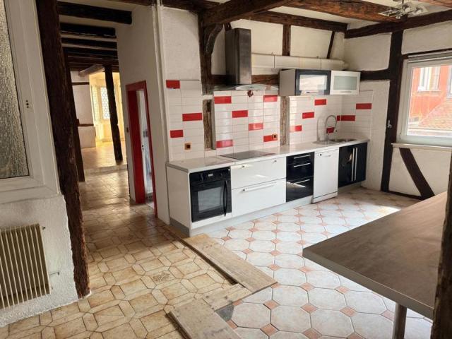 Appartement de 158 M² avec parking, chauffage au gaz, 2 sdb, à rénover, gros potentiel, possibilité garage