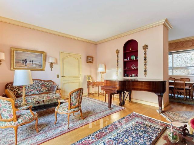 Appartement de 2 chambres de luxe à Tour Eiffel, Invalides – Ecole Militaire, Saint Thomas d’Aquin, Paris, Île de France