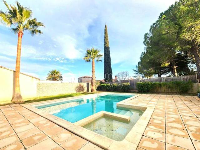 APPARTEMENT DE 33 M2 AVEC PISCINE, PLACE DE PARKING ET CAVE