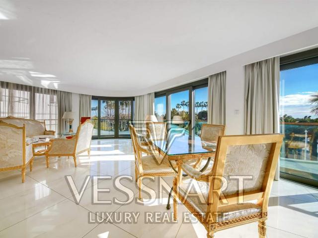 Appartement de 3 chambres sur la Croisette face à la mer 111m² Cannes