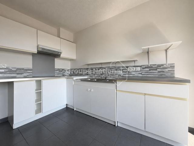 Appartement de 3 pièces 55 m² en location à MIRAMAS aavec terrasse et garage