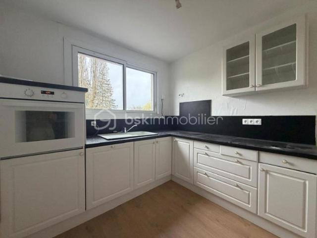 Appartement de trois pièces, 55 m², cave, place de parking libre