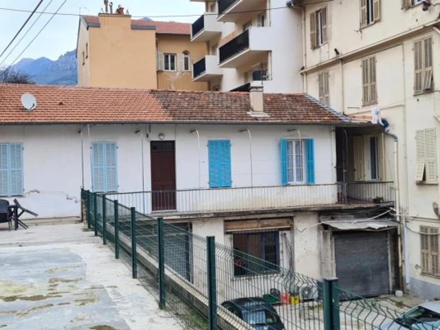 Appartement de trois pièces sans charges de copropriété au rez de chaussée d'une maison individuelle