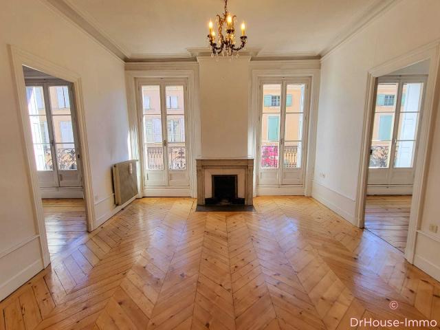 Appartement de type F4 de 118 m² avec balcon, cave et grenier
