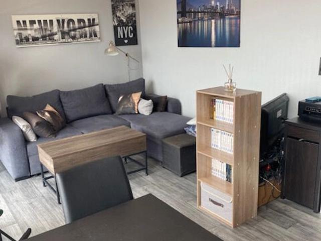 APPARTEMENT DE TYPE F2 A LOUER EN RESIDENCE DE STANDING AVEC ASCENSEUR AVEC BALCON ET CAVE