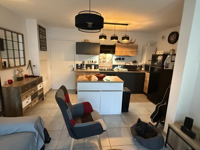 APPARTEMENT DE TYPE 2 AVEC TERRASSE EN CENTRE VILLE DE SIX FOURS