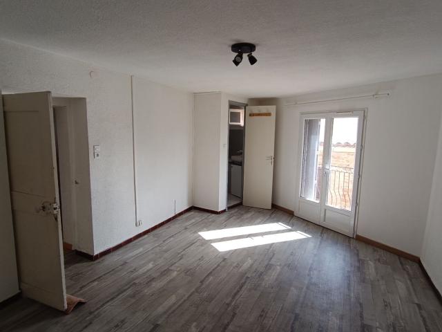 Appartement de Type 2 avec balcon centre du village de PIGNANS 510€