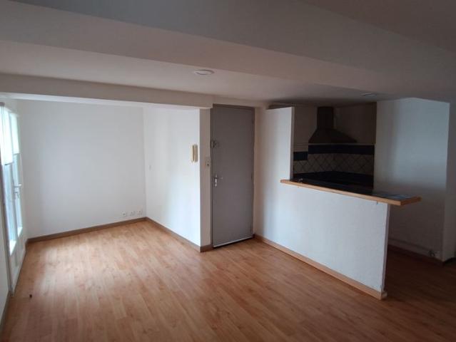 Appartement de Type 2 avec balcon centre du village de PIGNANS 510