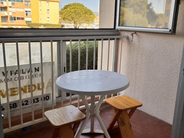 GRUISSAN RIVE DROITE Appartement de type studio cabine avec loggia + place de parking privative