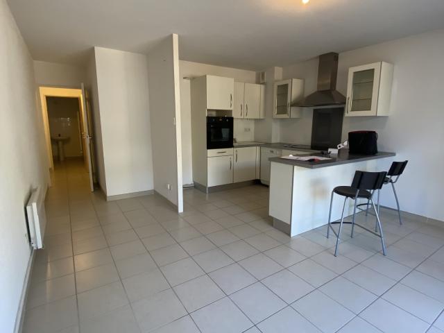 Appartement de type 3 en rez de chaussée avec parking. Résidence fermée MIRAMAS