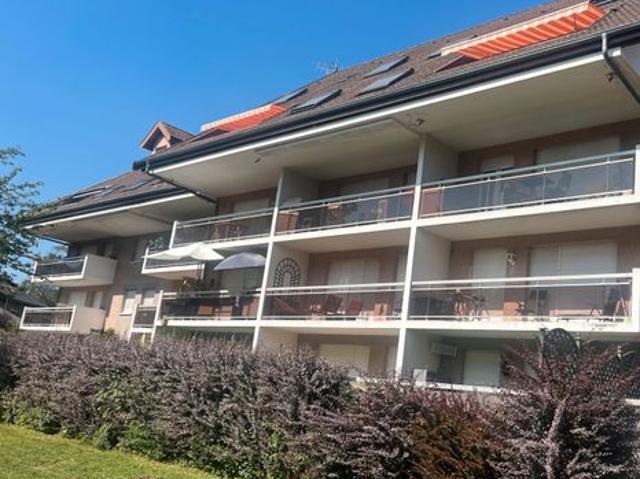 Appartement de type 3 traversant avec garage et vue sur parc au calme à deux pas du centre